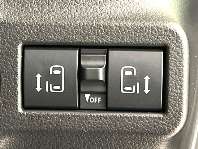 【両側パワースライドドア】スマートキーや運転席のスイッチで後席両側スライドドアの開閉が可能♪電動だから力を入れてドアを開ける必要が無く、小さなお子様でも簡単に開け閉めでき快適です♪
