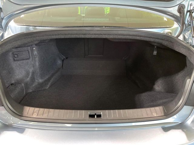 積み下ろしのしやすいデッキにはたっぷりと荷物を積み込んでいただけます。遊びから仕事まで、様々なシーンで頼れます♪