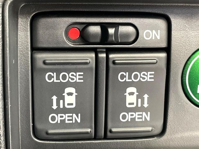 【両側パワースライドドア】スマートキーや運転席のスイッチで後席両側スライドドアの開閉が可能♪電動だから力を入れてドアを開ける必要が無く、小さなお子様でも簡単に開け閉めでき快適です♪