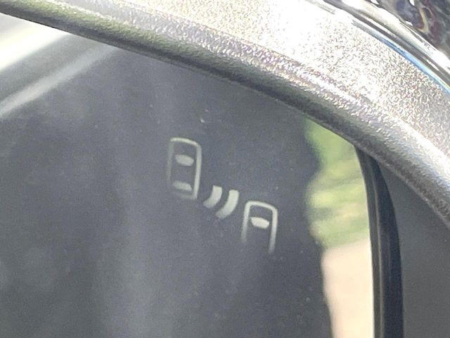 【ブラインドスポットワーニング】走行中、ドアミラーの死角になりやすい箇所に後続車が接近するとサイドミラー付近に警告を表示、ドライバーに注意喚起をしてくれます。