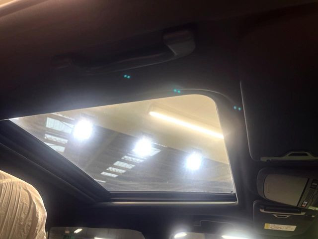 【サンルーフ】開放感たっぷりの希少装備、サンルーフが装着されています!車内に明かりを取り入れたり景色を楽しむ以外にも、車内の空気も簡単に換気できて快適です!