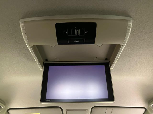 【フリップダウンモニター】大画面モニターで後席でもエンタメをお楽しみいただけます。小さなお子様にも大人気の装備です♪
