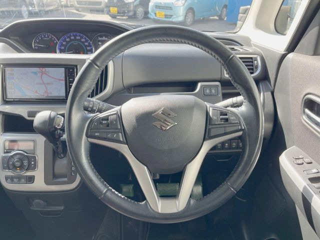 【純正革巻きステアリング】上質な革を使用することで、手にしっかり馴染みとても運転しやすいハンドルです♪