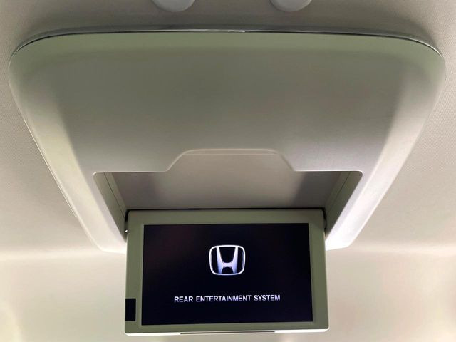 【フリップダウンモニター】大画面モニターで後席でもエンタメをお楽しみいただけます。小さなお子様にも大人気の装備です♪