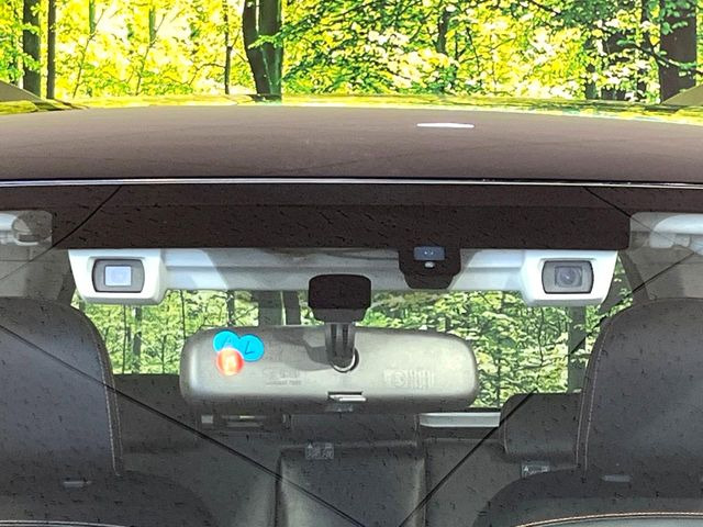 【アイサイトVer3】前方の車両等を検知し、衝突しそうな時は警報で注意を促し、ブレーキを踏む力をサポート。ブレーキを踏めなかった場合は衝突被害軽減ブレーキが作動、衝突回避をサポートします。