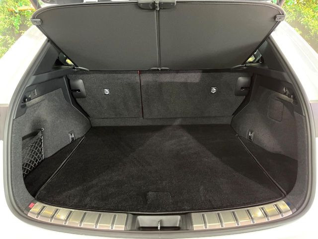 積み下ろしのしやすい荷台にはたっぷりと荷物を積み込んでいただけます。遊びから仕事まで、様々なシーンで頼れます♪