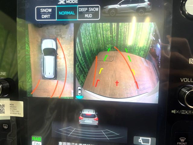 【マルチテレインモニター】車のフロントやサイドのカメラ画像を同時にモニター表示することで、悪路や狭い道を走行時でも周囲の状況確認ができ安心!本格SUVにうれしい装備です♪