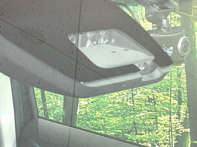 【三菱e-Assist】走行中に前方の車両等を認識し、衝突しそうな時は警報とブレーキで衝突回避と被害軽減をアシスト。より安全にドライブをお楽しみいただけます。