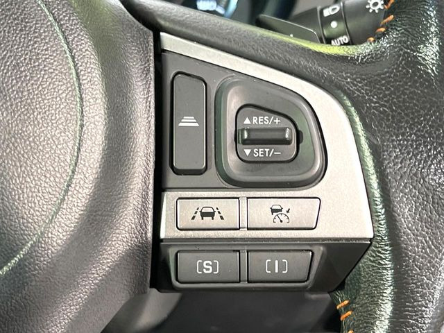【全車速追従機能付クルーズコントロール】高速道路での長距離走行が楽に!!自動で速度を保つクルーズコントロールが、衝突軽減システムと連携し、前方の車両を感知して車間を保つように速度調節してくれます!!