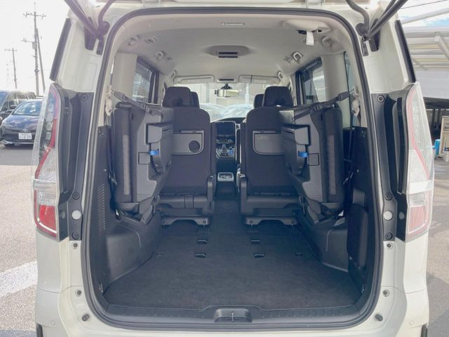 普段のお買い物や通勤、送迎等に十分な荷室スペースを確保しております。セカンドシートを倒すと、大きな荷物の積載も可能です♪