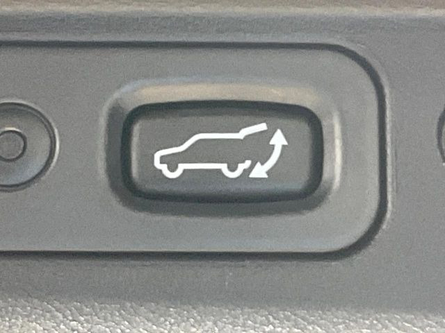 【パワーバックドア】スマートキーや運転席のボタンを押すだけでリアゲートが自動で開閉します!荷物を持っている時や、高い位置にあるバックドアを閉める際に便利な機能です♪