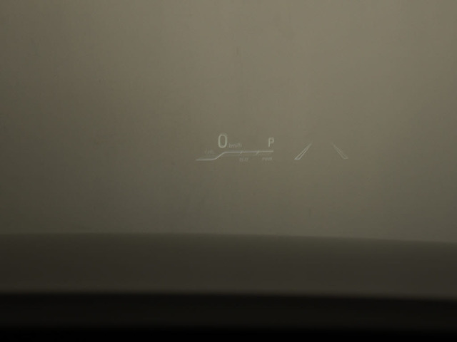 ヘッドアップディスプレイ(HUD)付!、フロントウインドウガラスに運転支援システムの作動状況や走行に関するさまざまな情報を表示することができます。