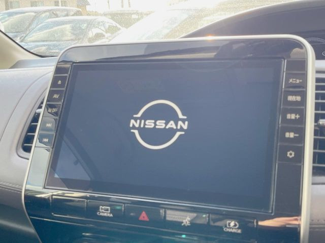 【純正ナビ】人気の純正ナビを装備。オーディオ機能も充実しており、Bluetooth接続すればお持ちのスマホやMP3プレイヤーの音楽を再生可能!毎日の運転がさらに楽しくなります!!