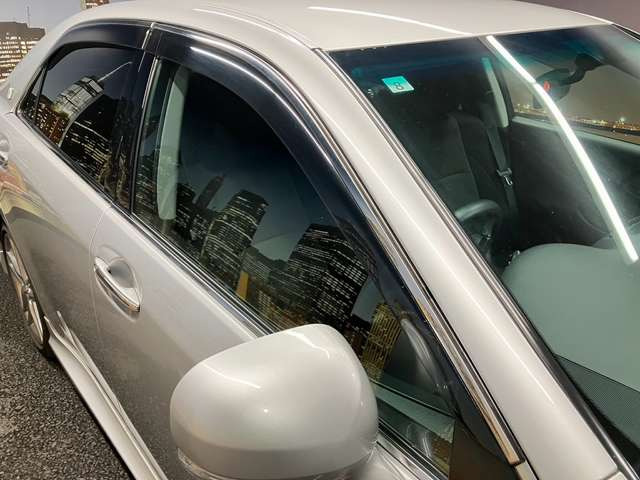 【ドアバイザー】装備です!雨が降っているときに窓を開ける場合は、ドアバイザーがあると便利です。窓の上部を少し開ける程度ならドアバイザーが雨を防ぎます☆