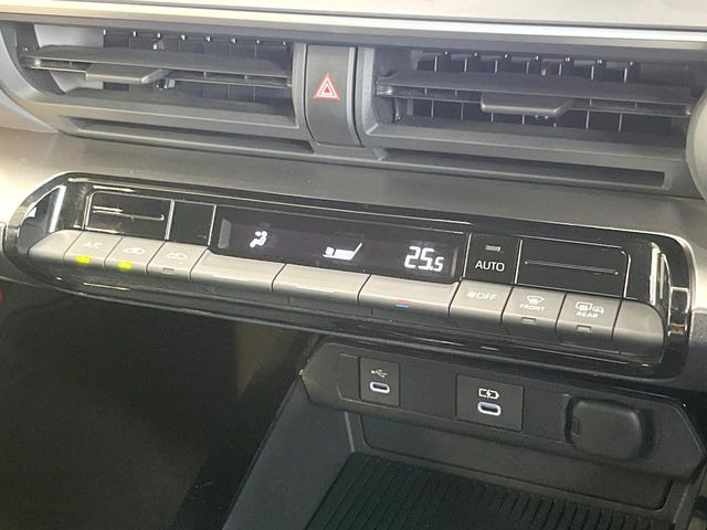 【オートエアコン】一度お好みの温度に設定すれば、車内の温度を検知し風量や温度を自動で調整。暑い&hellip;寒い&hellip;と何度もスイッチ操作をする必要はありません。快適な車内空間には必須の機能ですね♪