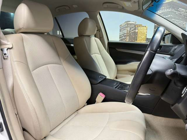 運転席も広々としており運転しやすい環境を実現しています☆室内クリーニングも実施済みです。