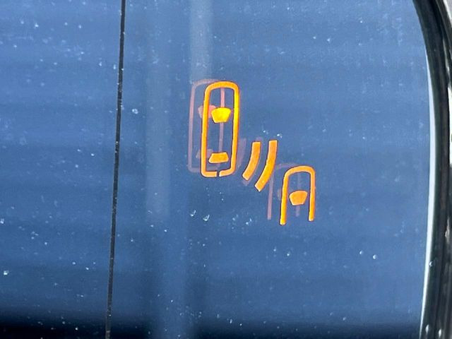 【ブラインドスポットモニター】走行中、ドアミラーの死角になりやすい箇所に後続車が接近するとサイドミラーのレンズに警告を表示!ドライバーに注意喚起をしてくれます。