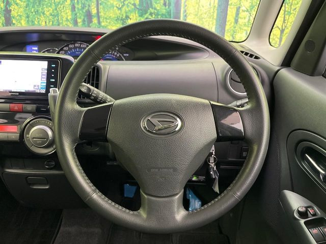 �C���e���A�ɍ��킹���f�U�C���̃X�e�A�����O�́A�^�]�������̂��Ƃ��l���A�^�]���₷���`��A�傫���ł��B�����x�A���ۂɐG���Ă��m���߂��������B
