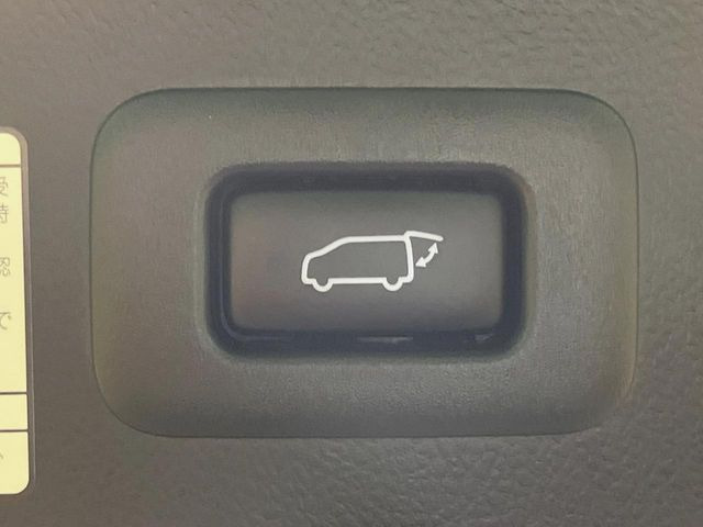【パワーバックドア】スマートキーや運転席のボタンを押すだけでリアゲートが自動で開閉します!荷物を持っている時や、高い位置にあるバックドアを閉める際に便利な機能です♪