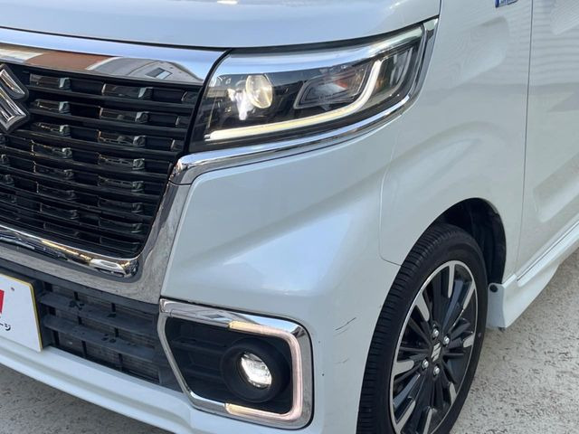 【LEDヘッドライト】悪天候や夜間走行時も良好な視界を確保し安心して運転できる高輝度LEDヘッドライトを装備!点灯速度が早く、消費電力も抑えられています。