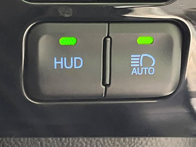 【ヘッドアップディスプレイ】現在の速度や走行情報をデジタル表示で運転席前方のガラスに投影!運転中、目線をずらさず必要な情報を確認できるのでとっても便利で安心!