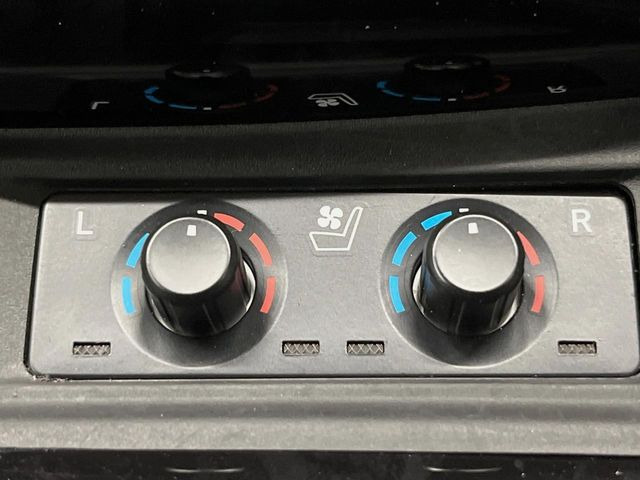 【シートヒーター&ベンチレーション】夏場は涼しい風でお尻や背中の熱やムレを防ぎ、冬はエアコンよりも早く温まってポカポカに!季節を問わず快適に過ごせます。