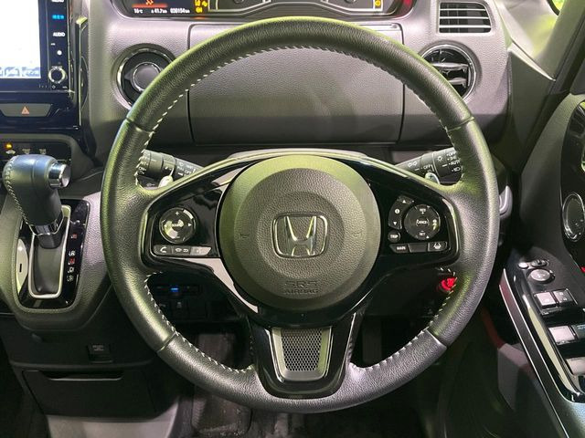 【純正革巻きステアリング】上質な革を使用することで、手にしっかり馴染みとても運転しやすいハンドルです♪