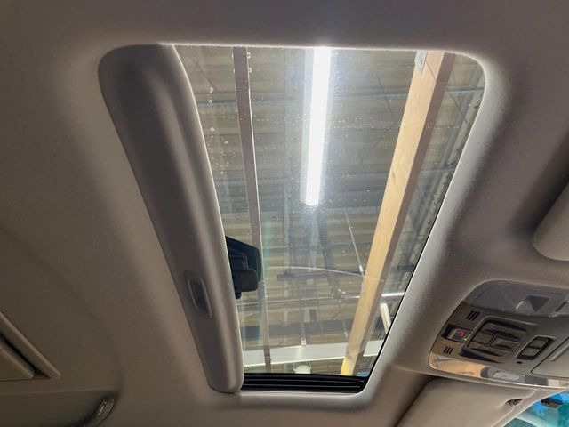 【サンルーフ】開放感たっぷりの希少装備、サンルーフが装着されています!車内に明かりを取り入れたり景色を楽しむ以外にも、車内の空気も簡単に換気できて快適です!