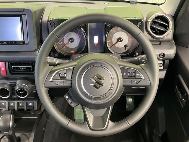 【純正革巻きステアリング】上質な革を使用することで、手にしっかり馴染みとても運転しやすいハンドルです♪