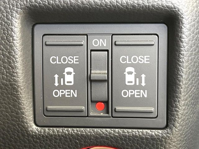 【両側パワースライドドア】スマートキーや運転席のスイッチで後席両側スライドドアの開閉が可能♪電動だから力を入れてドアを開ける必要が無く、小さなお子様でも簡単に開け閉めでき快適です♪