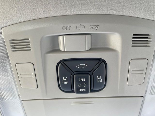 【両側パワースライドドア】スマートキーや運転席のスイッチで後席両側スライドドアの開閉が可能♪電動だから力を入れてドアを開ける必要が無く、小さなお子様でも簡単に開け閉めでき快適です♪
