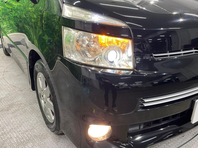 【HIDヘッドライト】非常に明るく前方を照らしてくれるので、悪天候や夜間の走行時も視界良好で安心してお乗りいただけます。