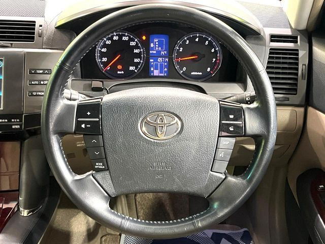�C���e���A�ɍ��킹���f�U�C���̃X�e�A�����O�́A�^�]�������̂��Ƃ��l���A�^�]���₷���`��A�傫���ł��B�����x�A���ۂɐG���Ă��m���߂��������B