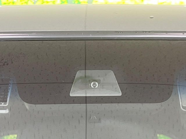 【ホンダセンシング】走行中に前方の車両等を認識し、衝突しそうな時は警報とブレーキで衝突回避と被害軽減をアシスト。より安全にドライブをお楽しみいただけます。