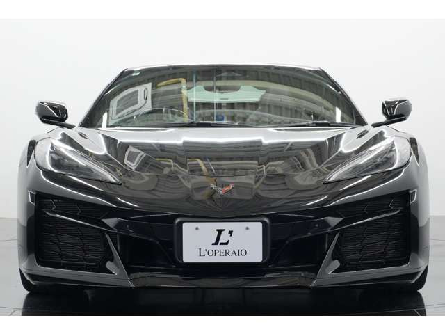 ミッドシップレイアウトの現行コルベットに、専用設計を惜しみなく注ぎ込んだZ06。アメリカンスポーツの頂点に君臨するモデルとして、世界中のスポーツカーファンから今も熱い視線を集め続けています。