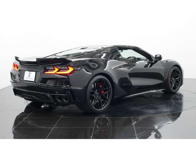 引き締まったブラックの外装は、Z06の筋肉質なワイドボディをより一層精悍に見せてくれます。どんなシーンにも映える落ち着きと迫力を兼ね備えたボディカラーで、飽きることなく長く愛していただける一台です。