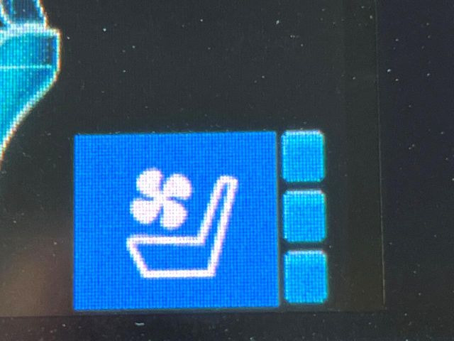 【シートヒーター&ベンチレーション】夏場は涼しい風でお尻や背中の熱やムレを防ぎ、冬はエアコンよりも早く温まってポカポカに!季節を問わず快適に過ごせます。